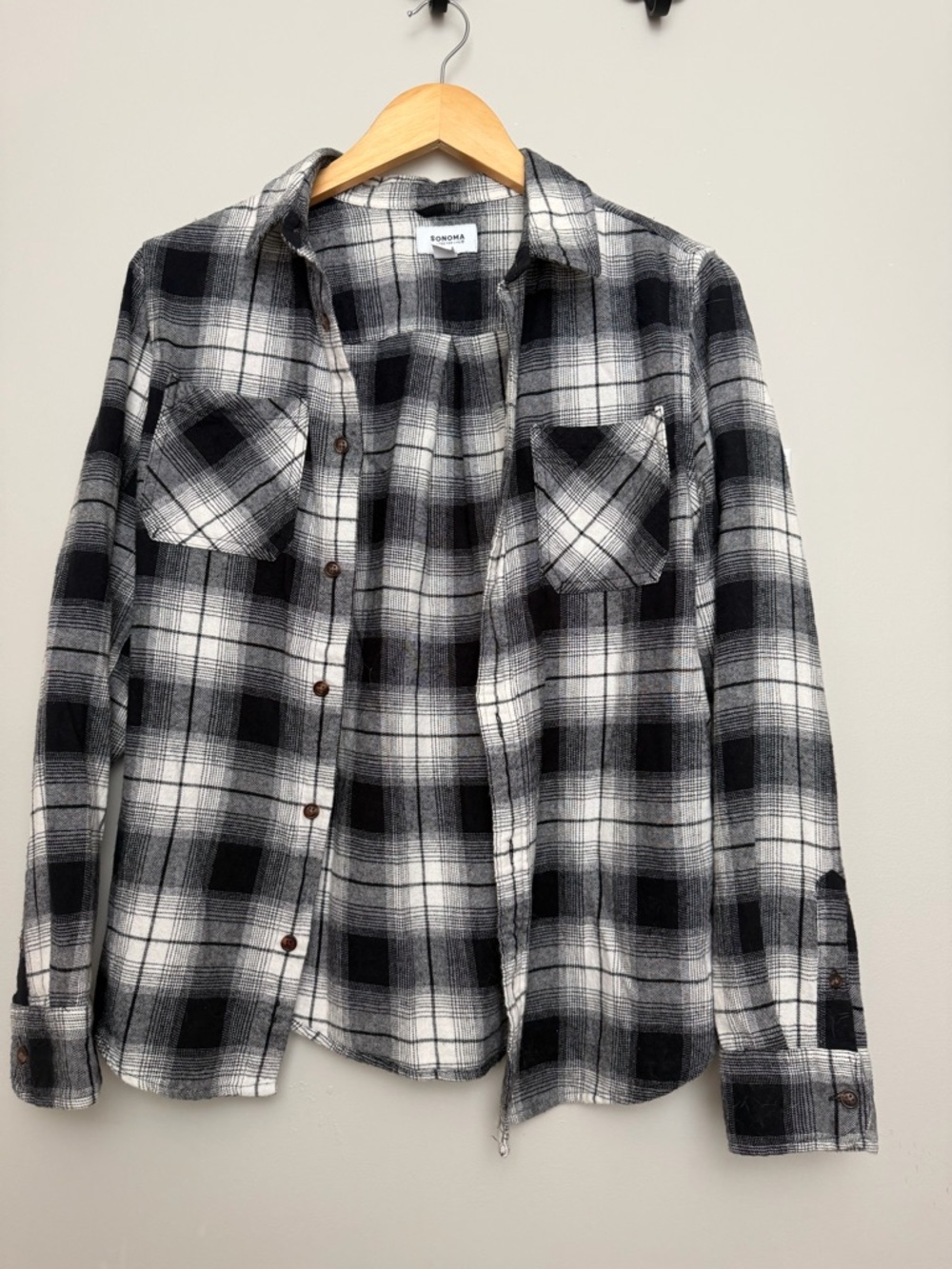 SONOMA 100% cotton black and white plaid fitted flannel